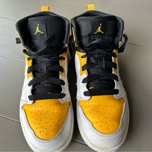 Air Jordan 1 mid University Gold